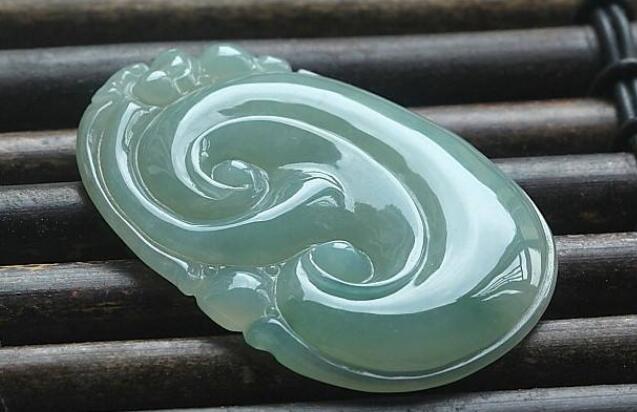 不懂就不要乱佩戴，如意翡翠吊坠寓意应该怎么理解？  