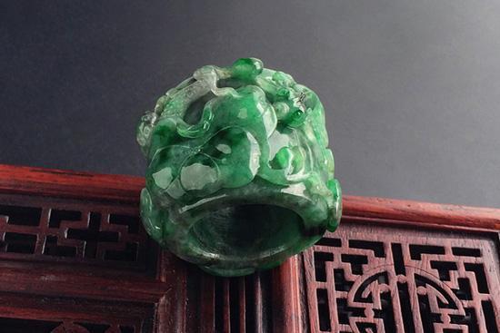 清朝翡翠扳指的背后还有这样的故事啊？为何非得这样戴呢？