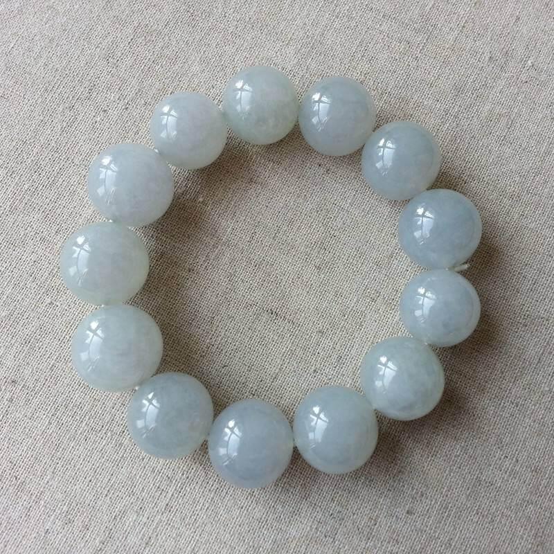 什么是牛奶底翡翠？牛奶底翡翠的档次怎么样？