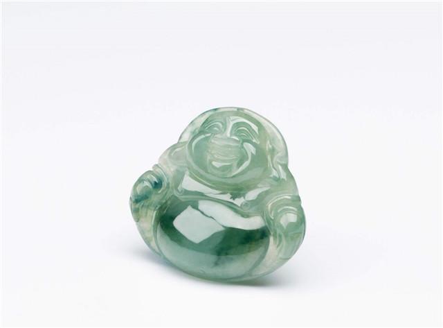 翡翠佛公吊坠不能随便戴，如何选择很重要！