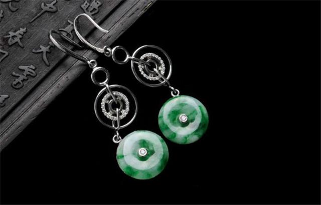 真假翡翠的鉴别方法全靠肉眼？关键几招一看就懂！