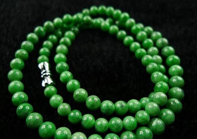 究竟发生了什么？3万元买的满绿翡翠项链一星期以后全变白了！