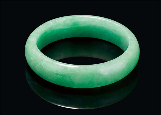 翡翠玉镯价格不菲，我们在挑选的时候应该注意哪些问题？