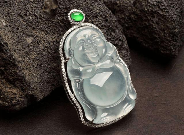 小小的一块翡翠项坠，为何有辟邪保佑平安的能耐？