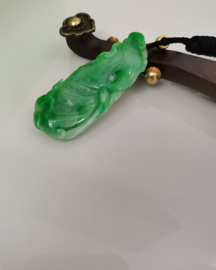 荷叶映露
